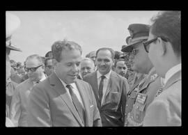 Fotografia "Jango em Recife; Jango Goulart em Recife. sendo recebido pelo Governador Miguel Arraes no Aeroporto do Estado.)" ([Local n/d] , 1963) [negativo]. / Fotógrafo(a): Sucursal.  -- ITEM-0043.