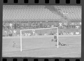 Fotografia "CAMPEONATO CARIOCA DE PROFISSIONAIS DE 1963' (1º Turno) Jogo Vasco da Gama x Olaria (1 x 0) no Maracanã" ([Local n/d] , 1963) [negativo]. / Fotógrafo(a): Demócrito; Ribeiro.  -- ITEM-0031.