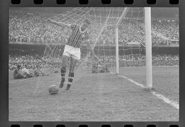 Fotografia "Jogos Campeonato Carioca; 'CAMPEONATO CARIOCA DE 1963' de PROFISSIONAIS (1º Turno) Jogos Vasco x Fluminense (3 x 1) Botafogo x Canto do Rio (3 x 0) America x Madureira (5 x 2) e Olaria x Portuguesa, Reportagem de Esporte" ([Local n/d] , 1963) [negativo]. / Fotógrafo(a): Equipe.  -- ITEM-0207.