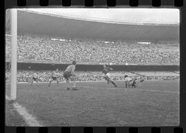 Fotografia "CAPEONATO [CAMPEONATO] CARIOCA DE 1963' (PROFISSIONAIS) (1º Turno) Jogo Famengo [Flamengo] x Campo Grande (5 x 0); Jogo Flamengo e Campo Grande, Reportagem de Esporte" ([Local n/d] , 1963) [negativo]. / Fotógrafo(a): Ribeiro; Demócrito.  -- ITEM-0109.