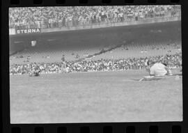 Fotografia "FUTEBOL = 'CAMPEONATO CARIOCA DE PROFISSIONAIS' Jogo Flamengo x Botafogo (3 x 1), America x Portuguesa (2 x 1), Madureira x Bangu (1 x 2), C. Grande x S. Cristovão (1 x 0) e C. Rio x Olaria (1 x 7), Reportagem de Esporte" ([Local n/d] , 1963) [negativo]. / Fotógrafo(a): Equipe.  -- ITEM-0124.