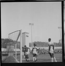 Fotografia "FUTEBOL = 'CAMPEONATO CARIOCA DE PROFISSIONAIS' Jogo Flamengo x Botafogo (3 x 1), America x Portuguesa (2 x 1), Madureira x Bangu (1 x 2), C. Grande x S. Cristovão (1 x 0) e C. Rio x Olaria (1 x 7), Reportagem de Esporte" ([Local n/d] , 1963) [negativo]. / Fotógrafo(a): Equipe.  -- ITEM-0339.