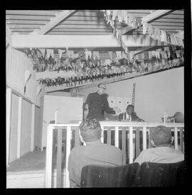 Fotografia "CONFERÊNCIAS' Conferência do Padre Alípio, na União dos Portuários, Reportagem de Raimundo" ([Local n/d] , 1963) [negativo]. / Fotógrafo(a): Joel.  -- ITEM-0002.