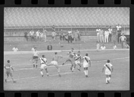 Fotografia "CAMPEONATO CARIOCA DE PROFISSIONAIS DE 1963' (1º Turno) Jogo Vasco da Gama x Olaria (1 x 0) no Maracanã" ([Local n/d] , 1963) [negativo]. / Fotógrafo(a): Demócrito; Ribeiro.  -- ITEM-0034.