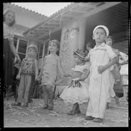 Fotografia "Baile Infantil no Clube Caiçaras (Filhos do Sr. Samuel)" ([Local n/d] , [Data n/d]) [negativo]. / Fotógrafo(a): [Autoria n/d].  -- ITEM-0007.