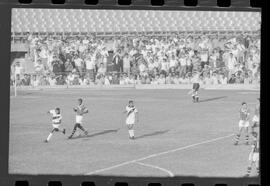 Fotografia "Jogos Campeonato Carioca; 'CAMPEONATO CARIOCA DE 1963' de PROFISSIONAIS (1º Turno) Jogos Vasco x Fluminense (3 x 1) Botafogo x Canto do Rio (3 x 0) America x Madureira (5 x 2) e Olaria x Portuguesa, Reportagem de Esporte" ([Local n/d] , 1963) [negativo]. / Fotógrafo(a): Equipe.  -- ITEM-0125.