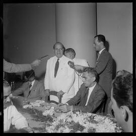 Fotografia "Banquete de 'Última Hora' em homenagem ao Vasco da Gama e Ademar Ferreira da Silva" ([Local n/d] , [Data n/d]) [negativo]. / Fotógrafo(a): Demócrito e Estrela.  -- ITEM-0016.