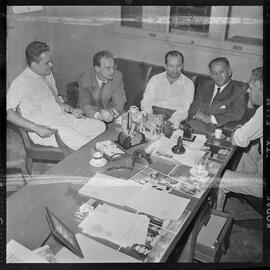 Fotografia "Entrevista na redação com Samuel Wayner [Wainer] e Paulo Silveira" ([Local n/d] , [Data n/d]) [negativo]. / Fotógrafo(a): Demócrito.  -- ITEM-0005.