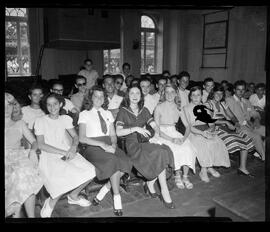 Fotografia "Renata Baumgartner, candidata ao concurso ('Rainha do Verão' 1952), Reportagem Geral" ([Local n/d] , 1952) [negativo]. / Fotógrafo(a): Equipe.  -- ITEM-0005.