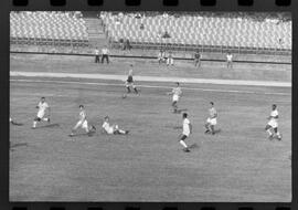 Fotografia "CAMPEONATO CARIOCA DE PROFISSIONAIS DE 1963' (1º Turno) Jogo Bangú x S. Cristovão (3 x 0)" ([Local n/d] , 1963) [negativo]. / Fotógrafo(a): Rodolfo.  -- ITEM-0011.