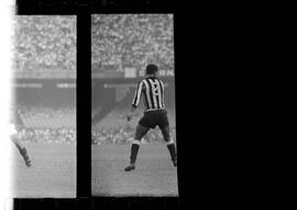 Fotografia "FUTEBOL = 'CAMPEONATO CARIOCA DE PROFISSIONAIS' Jogo Flamengo x Botafogo (3 x 1), America x Portuguesa (2 x 1), Madureira x Bangu (1 x 2), C. Grande x S. Cristovão (1 x 0) e C. Rio x Olaria (1 x 7), Reportagem de Esporte" ([Local n/d] , 1963) [negativo]. / Fotógrafo(a): Equipe.  -- ITEM-0138.