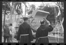 Fotografia "Exp. Americana na Quinta da Bôa Vista; 'EXPOSIÇÃO 'ALIADOS NO PROGRESSO' Exposição Americana na Quinta da Bôa Vista (Reportagem)" ([Local n/d] , 1963) [negativo]. / Fotógrafo(a): Luiz Pinto.  -- ITEM-0005.