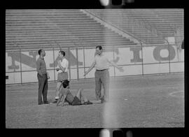 Fotografia "FUTEBOL = FLAMENGO F.C.' treino do Flamengo no Campo do Vasco da Gama" ([Local n/d] , 1963) [negativo]. / Fotógrafo(a): Demócrito Bezerra.  -- ITEM-0001.