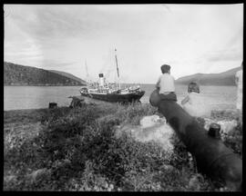 Fotografia "Encalhe do Navio 'Santos' em Cabo Frio, Reportagem Geral" ([Local n/d] , [Data n/d]) [negativo]. / Fotógrafo(a): Vieira Junior.  -- ITEM-0003.