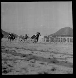 Fotografia "TURFE' TURFE HIPÓDRIMO DA GÁVEA (Carreiras), Reportagem de Senatore; Fontoura" ([Local n/d] , 1963) [negativo]. / Fotógrafo(a): Diniz Rodrigues.  -- ITEM-0002.