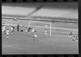 Fotografia "CAMPEONATO CARIOCA DE PROFISSIONAIS DE 1963' (1º Turno) Jogo Bangú x S. Cristovão (3 x 0)" ([Local n/d] , 1963) [negativo]. / Fotógrafo(a): Rodolfo.  -- ITEM-0015.