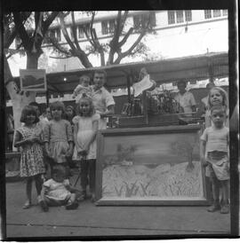 Fotografia "PENITEMCIARIA [PENITENCIÁRIA] CENTRAL' 'DIA DO PAPAI' Dia do Papai no PRESÍDIO (Festividades pelo 'Dia do Papai' na Penitenciária Central', Reportagem de Nelson Silva" ([Local n/d] , 1963) [negativo]. / Fotógrafo(a): Ferreira.  -- ITEM-0007.