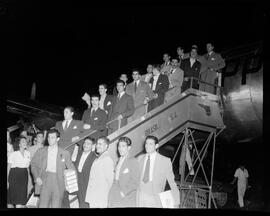 Fotografia "Esporte - Futebol - chegada dos jogadores argentinos" ([Local n/d] , [Data n/d]) [negativo]. / Fotógrafo(a): [Autoria n/d].  -- ITEM-0002.