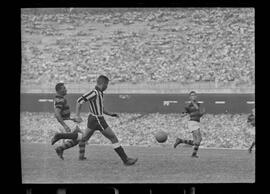 Fotografia "FUTEBOL = 'CAMPEONATO CARIOCA DE PROFISSIONAIS' Jogo Flamengo x Botafogo (3 x 1), America x Portuguesa (2 x 1), Madureira x Bangu (1 x 2), C. Grande x S. Cristovão (1 x 0) e C. Rio x Olaria (1 x 7), Reportagem de Esporte" ([Local n/d] , 1963) [negativo]. / Fotógrafo(a): Equipe.  -- ITEM-0294.