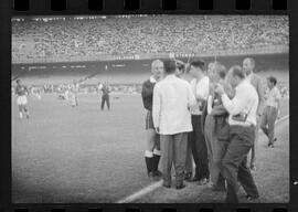 Fotografia "CAMPEONATO CARIOCA DE PROFISSIONAIS DE 1963 (1º TURNO) Jogos - Campeonato Carioca. Flamengo x Madureira (5 x 0) - Vasco x América (2 x 0) e Fluminense x Portuguesa (1 x 1). e Peter Kedzierski, homem voador dos EUA, (Vôo)" ([Local n/d] , 1963) [negativo]. / Fotógrafo(a): Equipe.  -- ITEM-0098.