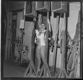 Fotografia "ROSITA LOPES; LOPES..Rosita..vedete - poses diversas" ([Local n/d] , 1961) [negativo]. / Fotógrafo(a): Mera.  -- ITEM-0001.