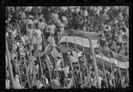 Fotografia "Jogos Campeonato Carioca; 'CAMPEONATO CARIOCA DE 1963' de PROFISSIONAIS (1º Turno) Jogos Vasco x Fluminense (3 x 1) Botafogo x Canto do Rio (3 x 0) America x Madureira (5 x 2) e Olaria x Portuguesa, Reportagem de Esporte" ([Local n/d] , 1963) [negativo]. / Fotógrafo(a): Equipe.  -- ITEM-0178.