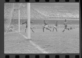 Fotografia "FUTEBOL = 'CAMPEONATO CARIOCA DE PROFISSIONAIS' Jogo Flamengo x Botafogo (3 x 1), America x Portuguesa (2 x 1), Madureira x Bangu (1 x 2), C. Grande x S. Cristovão (1 x 0) e C. Rio x Olaria (1 x 7), Reportagem de Esporte" ([Local n/d] , 1963) [negativo]. / Fotógrafo(a): Equipe.  -- ITEM-0052.