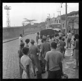 Fotografia "Falta D'Água c/ Wilson Corrêa; 'FALTA D'ÁGUA' Rep. c/ Falta de Água em Del Castilho e diversos bairros da cidade, Reportagem de Wilson Corrêa" ([Local n/d] , 1963) [negativo]. / Fotógrafo(a): Méra.  -- ITEM-0001.