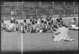 Fotografia "Futebol - R.J. (Equipe do Fluminense, 1952), Seção: Esportes" ([Local n/d] , 1952) [negativo]. / Fotógrafo(a): Equipe.  -- ITEM-0052.