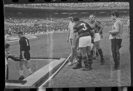 Fotografia "FUTEBOL = 'CAMPEONATO CARIOCA DE PROFISSIONAIS' Jogo Flamengo x Botafogo (3 x 1), America x Portuguesa (2 x 1), Madureira x Bangu (1 x 2), C. Grande x S. Cristovão (1 x 0) e C. Rio x Olaria (1 x 7), Reportagem de Esporte" ([Local n/d] , 1963) [negativo]. / Fotógrafo(a): Equipe.  -- ITEM-0274.