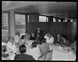 Fotografia "Banquete em 'Última Hora'" ([Local n/d] , [Data n/d]) [negativo]. / Fotógrafo(a): Equipe.  -- ITEM-0013.