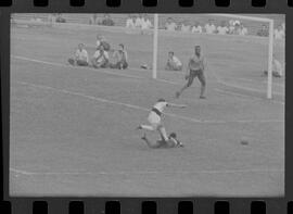 Fotografia "CAMPEONATO CARIOCA DE PROFISSIONAIS DE 1963' (1º Turno) Jogo Vasco da Gama x Olaria (1 x 0) no Maracanã" ([Local n/d] , 1963) [negativo]. / Fotógrafo(a): Demócrito; Ribeiro.  -- ITEM-0004.