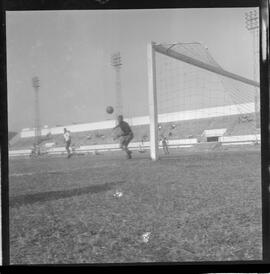 Fotografia "FUTEBOL = 'CAMPEONATO CARIOCA DE PROFISSIONAIS' Jogo Flamengo x Botafogo (3 x 1), America x Portuguesa (2 x 1), Madureira x Bangu (1 x 2), C. Grande x S. Cristovão (1 x 0) e C. Rio x Olaria (1 x 7), Reportagem de Esporte" ([Local n/d] , 1963) [negativo]. / Fotógrafo(a): Equipe.  -- ITEM-0324.