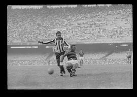 Fotografia "FUTEBOL = 'CAMPEONATO CARIOCA DE PROFISSIONAIS' Jogo Flamengo x Botafogo (3 x 1), America x Portuguesa (2 x 1), Madureira x Bangu (1 x 2), C. Grande x S. Cristovão (1 x 0) e C. Rio x Olaria (1 x 7), Reportagem de Esporte" ([Local n/d] , 1963) [negativo]. / Fotógrafo(a): Equipe.  -- ITEM-0147.