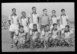 Fotografia "CAMPEONATO CARIOCA DE PROFISSIONAIS DE 1963' (1º TURNO) Jogo Botafogo x Campo Grande (2 x 0)" ([Local n/d] , 1963) [negativo]. / Fotógrafo(a): Demócrito; Ribeiro.  -- ITEM-0008.