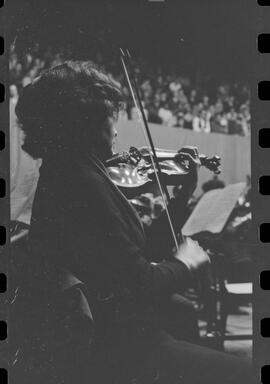 Fotografia "C/ Antonio Carlos Festival de Wagner (concerto musical); 'FESTIVAL DE WAGNER' Festival Wagner (realizado no Maracanãzinho), Reportagem de Antonio Carlos" ([Local n/d] , 1963) [negativo]. / Fotógrafo(a): Roberto.  -- ITEM-0008.