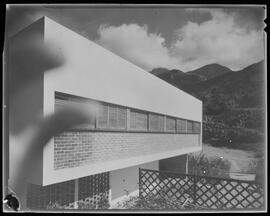 Fotografia "Residência de Carlos Lacerda em Petrópolis" ([Local n/d] , [Data n/d]) [negativo]. / Fotógrafo(a): [Autoria n/d].  -- ITEM-0001.