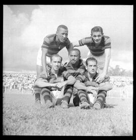 Fotografia "Futebol - Excursão do Flamengo a países sul-americanos" ([Local n/d] , [Data n/d]) [negativo]. / Fotógrafo(a): Equipe.  -- ITEM-0002.