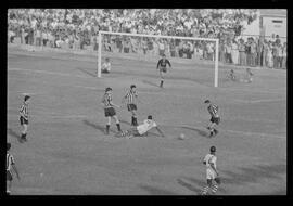 Fotografia "CAMPEONATO CARIOCA DE PROFISSIONAIS DE 1963' (1º TURNO) Jogo Botafogo x Campo Grande (2 x 0)" ([Local n/d] , 1963) [negativo]. / Fotógrafo(a): Demócrito; Ribeiro.  -- ITEM-0058.