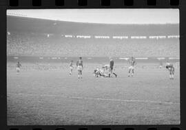 Fotografia "CAMPEONATO CARIOCA DE PROFISSIONAIS DE 1963 (1º TURNO) Jogos - Campeonato Carioca. Flamengo x Madureira (5 x 0) - Vasco x América (2 x 0) e Fluminense x Portuguesa (1 x 1). e Peter Kedzierski, homem voador dos EUA, (Vôo)" ([Local n/d] , 1963) [negativo]. / Fotógrafo(a): Equipe.  -- ITEM-0048.