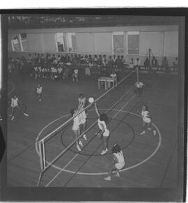 Fotografia "Voleibol - Jogo Tijuca x Fluminense" ([Local n/d] , 1962) [negativo]. / Fotógrafo(a): Democrito.  -- ITEM-0006.