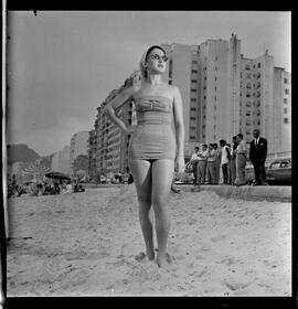Fotografia "Concurso Rainha do Verão. Praia de Copacabana" ([Local n/d] , [Data n/d]) [negativo]. / Fotógrafo(a): Joel Maia.  -- ITEM-0035.