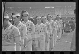 Fotografia "Jogos Campeonato Carioca; 'CAMPEONATO CARIOCA DE 1963' de PROFISSIONAIS (1º Turno) Jogos Vasco x Fluminense (3 x 1) Botafogo x Canto do Rio (3 x 0) America x Madureira (5 x 2) e Olaria x Portuguesa, Reportagem de Esporte" ([Local n/d] , 1963) [negativo]. / Fotógrafo(a): Equipe.  -- ITEM-0173.