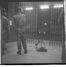 Fotografia "Conflitos' Conflitos - Passeatas - Polícia militar agride povo na Leopoldina - á favor das reformas de bases" ([Local n/d] , 1963) [negativo]. / Fotógrafo(a): Paulo; Venê; André; Alvaro; Pinto.  -- ITEM-0104.