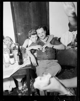 Fotografia "Reportagem sobre o carnaval no dia 31 de dezembro de 1952" ([Local n/d] , 1952) [negativo]. / Fotógrafo(a): Jader Neves.  -- ITEM-0016.
