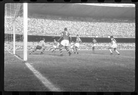 Fotografia "Jogos Campeonato Carioca; 'CAMPEONATO CARIOCA DE 1963' de PROFISSIONAIS (1º Turno) Jogos Vasco x Fluminense (3 x 1) Botafogo x Canto do Rio (3 x 0) America x Madureira (5 x 2) e Olaria x Portuguesa, Reportagem de Esporte" ([Local n/d] , 1963) [negativo]. / Fotógrafo(a): Equipe.  -- ITEM-0134.