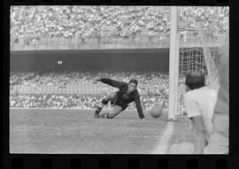 Fotografia "FUTEBOL = 'CAMPEONATO CARIOCA DE PROFISSIONAIS' Jogo Flamengo x Botafogo (3 x 1), America x Portuguesa (2 x 1), Madureira x Bangu (1 x 2), C. Grande x S. Cristovão (1 x 0) e C. Rio x Olaria (1 x 7), Reportagem de Esporte" ([Local n/d] , 1963) [negativo]. / Fotógrafo(a): Equipe.  -- ITEM-0122.