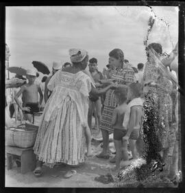 Fotografia "Praias - Rio de Janeiro (Praia do Leme), Reportagem Geral" ([Local n/d] , [Data n/d]) [negativo]. / Fotógrafo(a): Jean Manzon.  -- ITEM-0048.