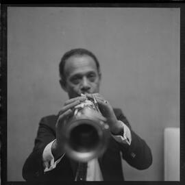 Fotografia "CLUBE RENASCENÇA' Booker Piltman e Eliana no Renascença e Walter Soares dos Santos o 'Walter Feijão', Reportagem de Zé Carlos" ([Local n/d] , 1963) [negativo]. / Fotógrafo(a): José Gomes.  -- ITEM-0011.