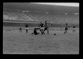 Fotografia "FUTEBOL = 'CAMPEONATO CARIOCA DE PROFISSIONAIS' Jogo Flamengo x Botafogo (3 x 1), America x Portuguesa (2 x 1), Madureira x Bangu (1 x 2), C. Grande x S. Cristovão (1 x 0) e C. Rio x Olaria (1 x 7), Reportagem de Esporte" ([Local n/d] , 1963) [negativo]. / Fotógrafo(a): Equipe.  -- ITEM-0152.